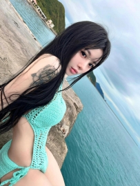 针织连体泳衣，以镂空的精致工艺勾勒出甜美与性感的双...