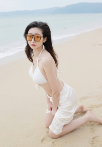 白色的比基尼套装清爽靓丽，无不透露着清新甜美的感觉