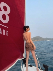 别坐游艇了❗️试试在落日时分帆船出海吧
