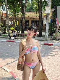 星罗棋布的印花比基尼，如同夜空繁星点缀于深邃蓝海之...