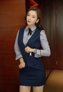 美女穿蓝色职业套装，彰显女性独特的干练气质