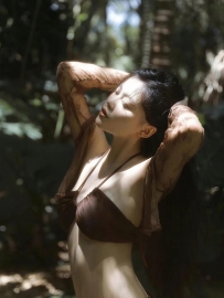 清凉夏日，泳池比基尼洋溢着青春的活力，恍若置身于海...