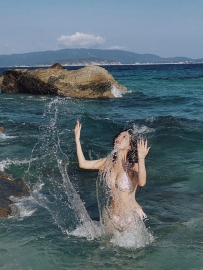 粉色比基尼海边唯美写真