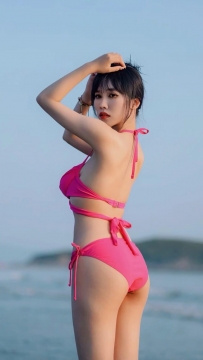 海浪轻轻拍打着海滩，如同一首优美的旋律，让人心旷神...