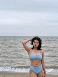 比基尼美女，向海风许愿，在山海相见。