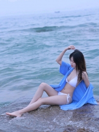纯白色比基尼，唤醒你内心的自由与纯真