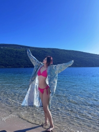 玫红色比基尼，犹如盛夏的烈阳，热情而耀眼。