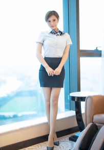白衬衫+黑色包臀裙搭配尖头细跟鞋，清爽的职业装让美女...