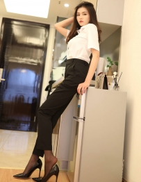 美女穿白色衬衫+直筒西裤配漆皮高跟鞋时尚大方，满满的...