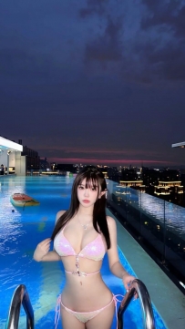 粉色比基尼，充满柔美与浪漫