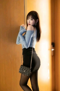 美女穿个性别致的小衫配高腰超短包臀裙性感时尚又有范