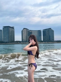 格纹比基尼，以少女感满满的甜美魅力，点亮海边的夏日...